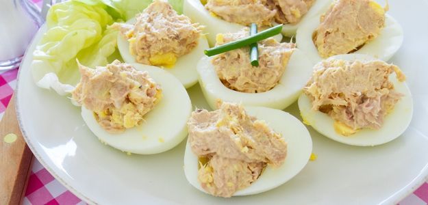 Huevo relleno de atun