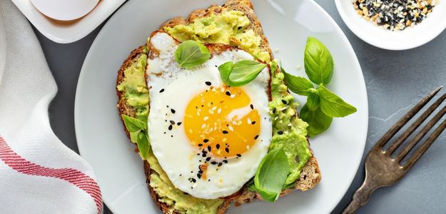 Tostada con palta y huevo