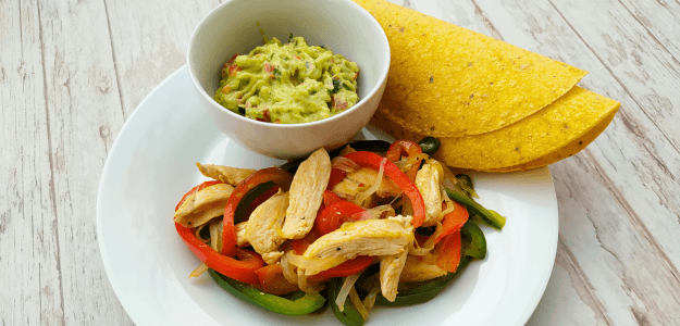 Alambre de Pollo con Tortilla y Guacamole.png