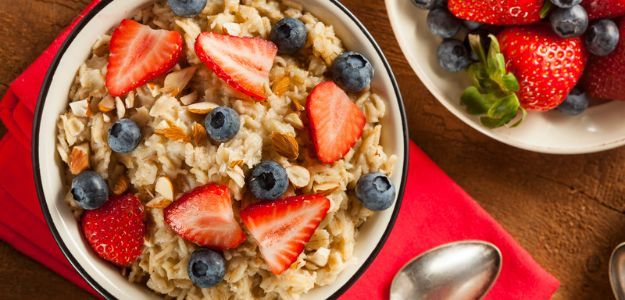 Avena Proteica al Microondas con Mix de Frutas y Almendras
