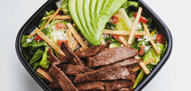 Ensalada Fresca con Carne y Tiritas de Tortilla.png