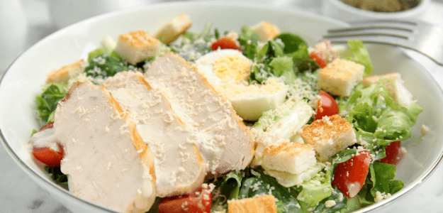 Ensalada Fresca con Filete de Pollo, Huevo y Aliño de Ajo.png