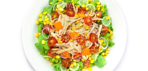Ensalada Fresca con Pollo Desmenuzado, Maiz y Alino de Aguacate