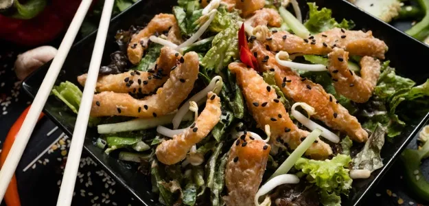 Ensalada Oriental con Pollo Crocante