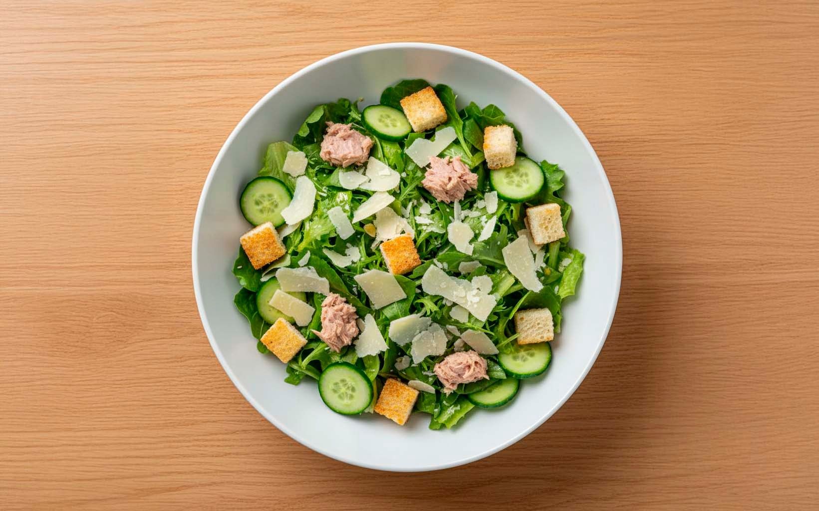 Ensalada verde con atún, pepino, croutons y queso parmesano