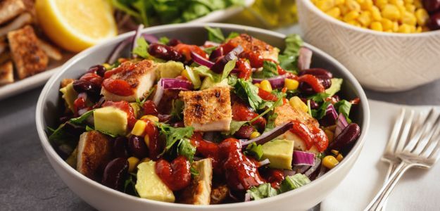 Ensalada de Frijoles con Pollo Crispy