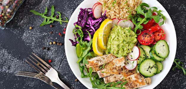 Ensalada de Pollo, Quinua, Guacamole, Col, Tomate y Pepino