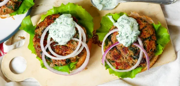 Hamburguesa de Pavo y Espinaca con Salsa de Yogurt