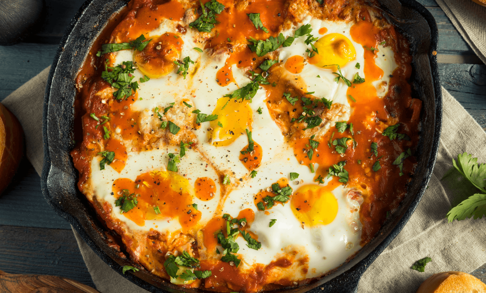Huevos Entomatados con Perejil.png