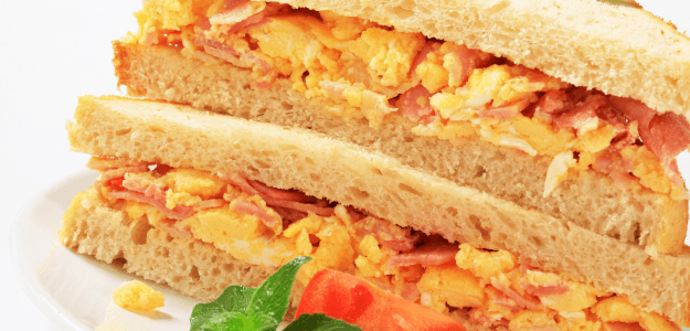 Pan con huevo revuelto y jamon.png