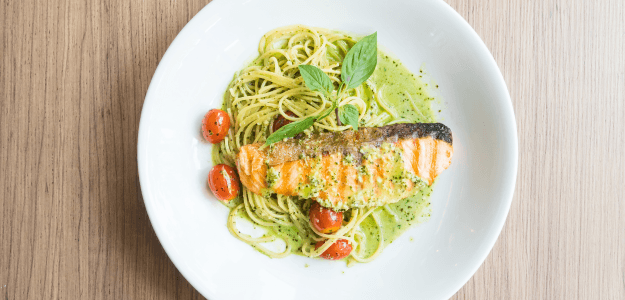 Pasta con Pesto de Aguacate y Salmón.png