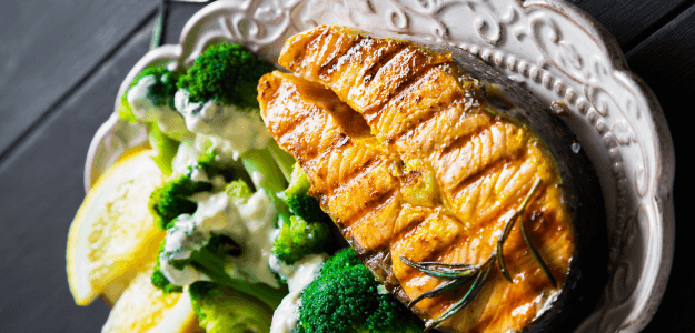 Salmón al Grill con Brócoli en Salsa Blanca.png