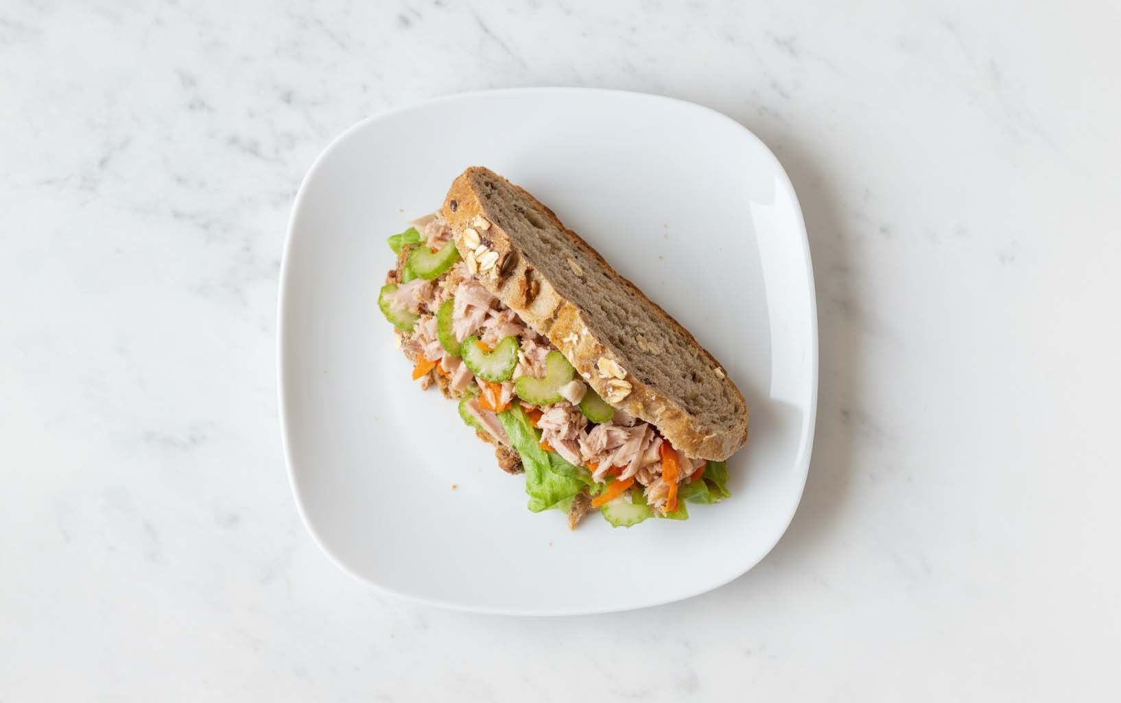 Sandwich de Atún, Apio, Zanahoria y Lechuga.jpeg