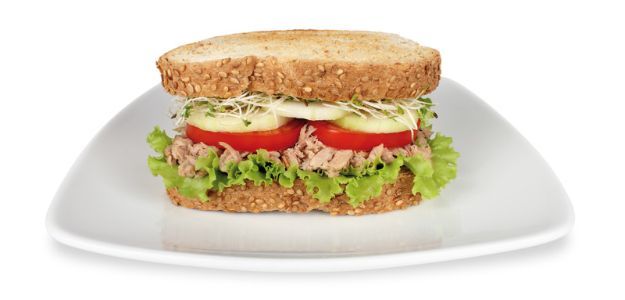 Sandwich de Atun con Lechuga, Tomate y Pepino