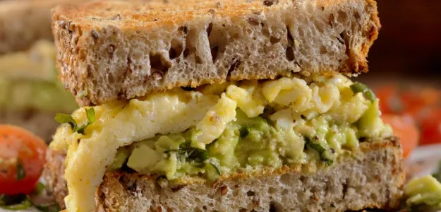 Sándwich de Palta y Huevo Revuelto