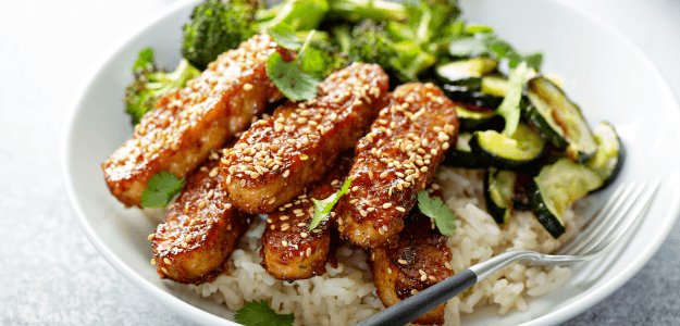 Tempeh en Salsa Teriyaki con Arroz, Brócoli y Zucchini.png