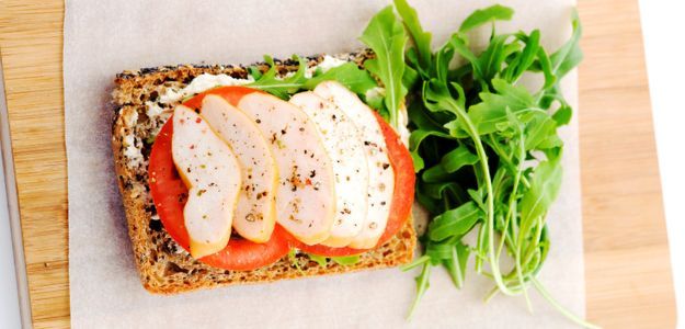 Tostada con Pollo, Queso Crema y Tomate - snack alto en proteína