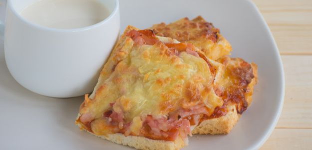 Tostada con Salsa de Tomate, Jamón y Queso
