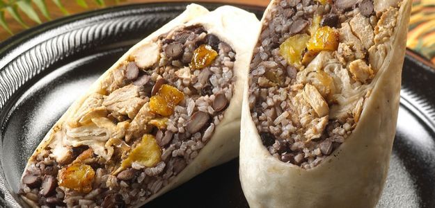 Wrap de Pollo con Frijoles Negros y Arroz
