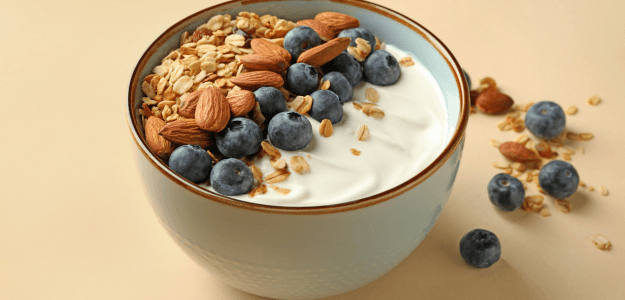 Yogurt con Avena Tostada, Almendras y Arándanos.png