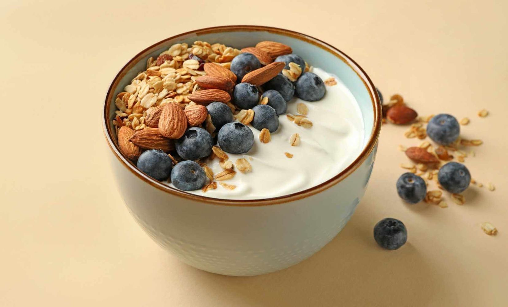 Yogurt with Toasted Oats, Almonds and Blueberries