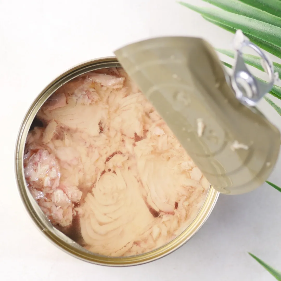 Atún en lata con aceite, 26.5 g de proteína por cada 100 g