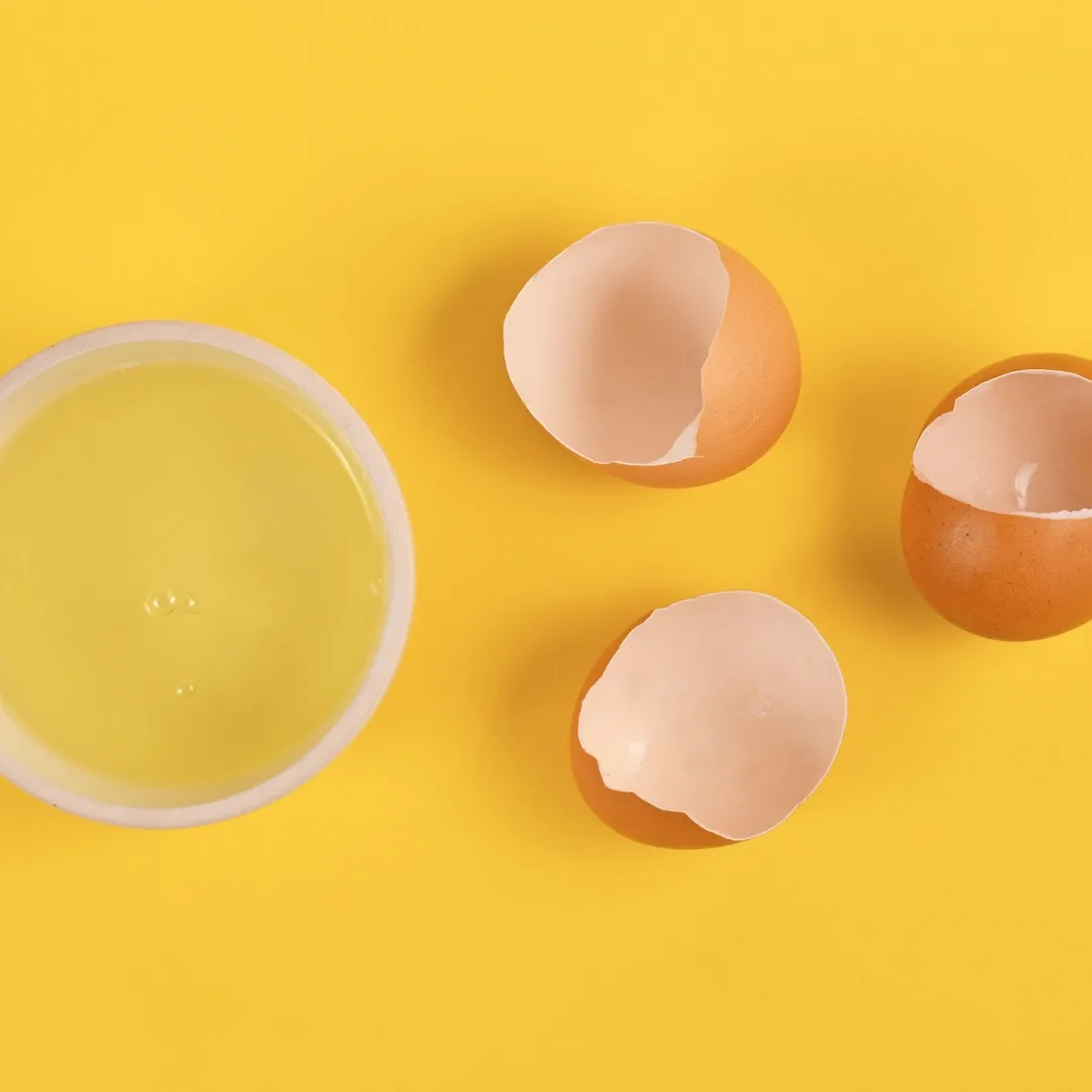 Claras de huevo, 10.9 g de proteína por 100 g