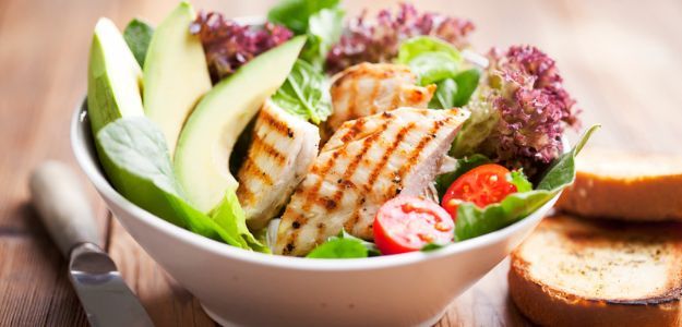 Ensalada de pollo con palta