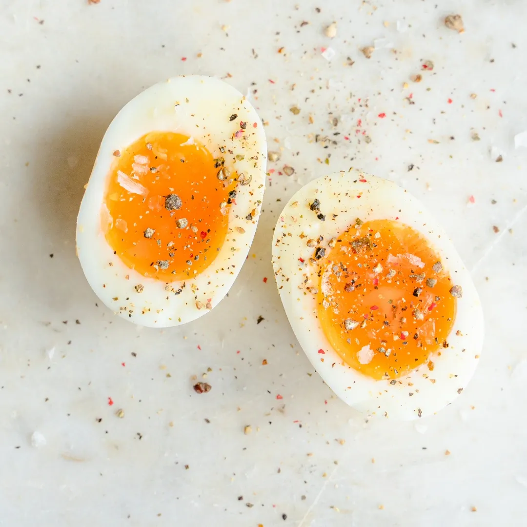 Huevo entero, 12.6 g de proteína por 100 g