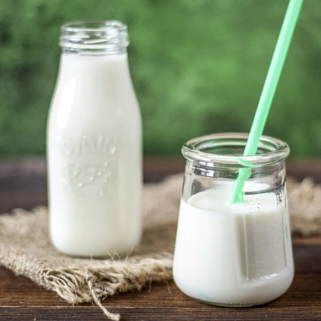 Leche baja en grasa, 3.3 g de proteína por 100 g