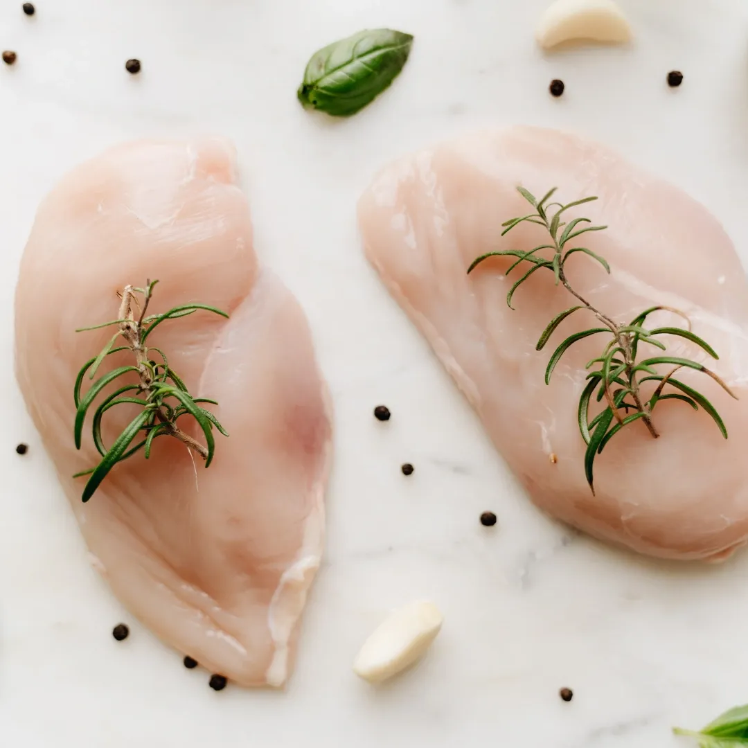 Pechuga de pollo, 22.5 g de proteína por cada 100 g