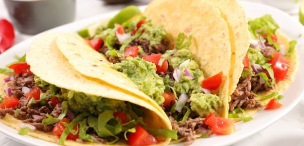 tacos de carne con guacamole