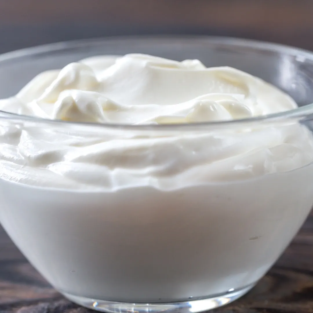 Yogur griego entero, 9 g de proteína por 100 g